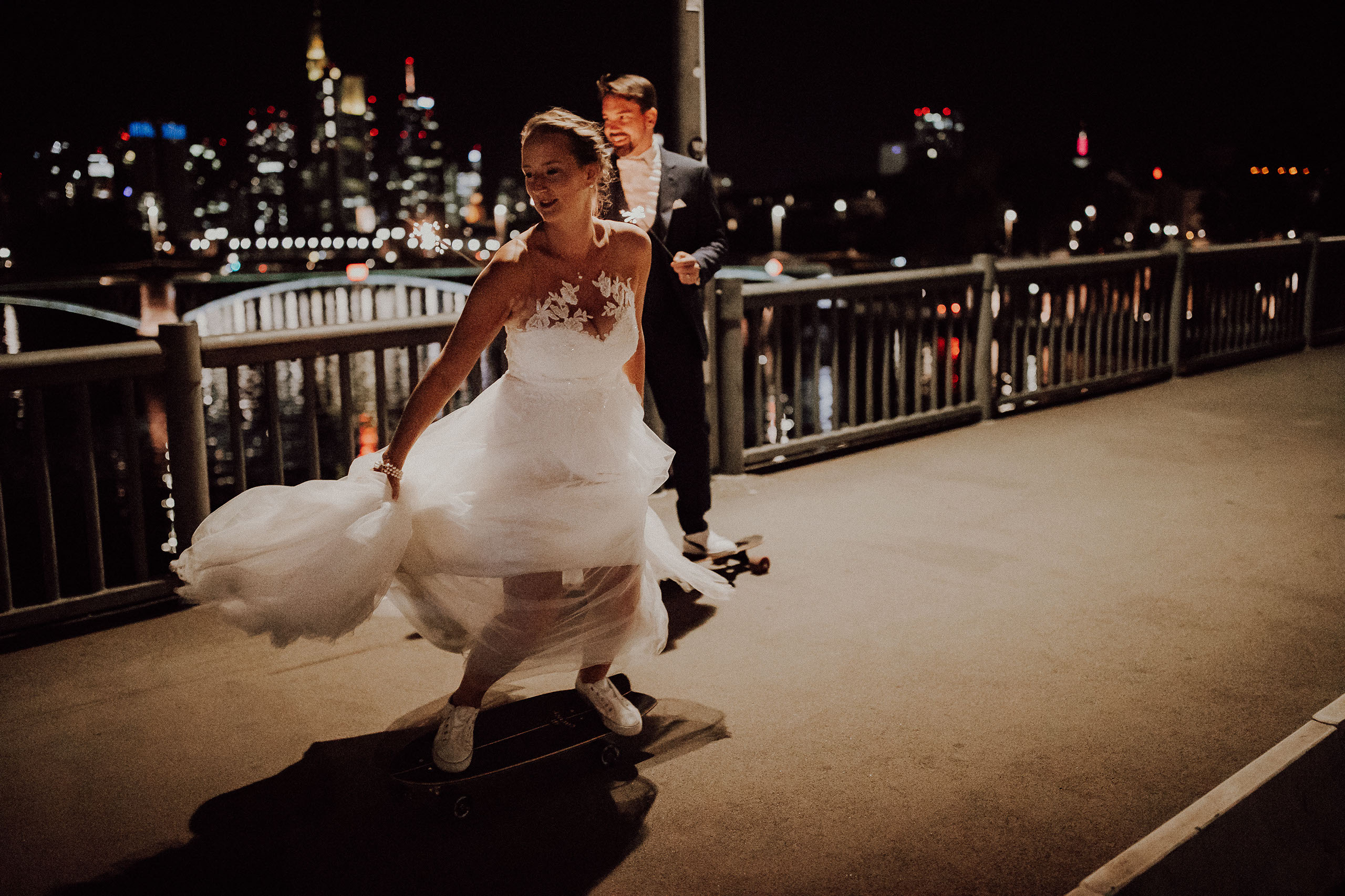 Das Brautpaar steht vor dem offenen Fenster und schaut sich an.