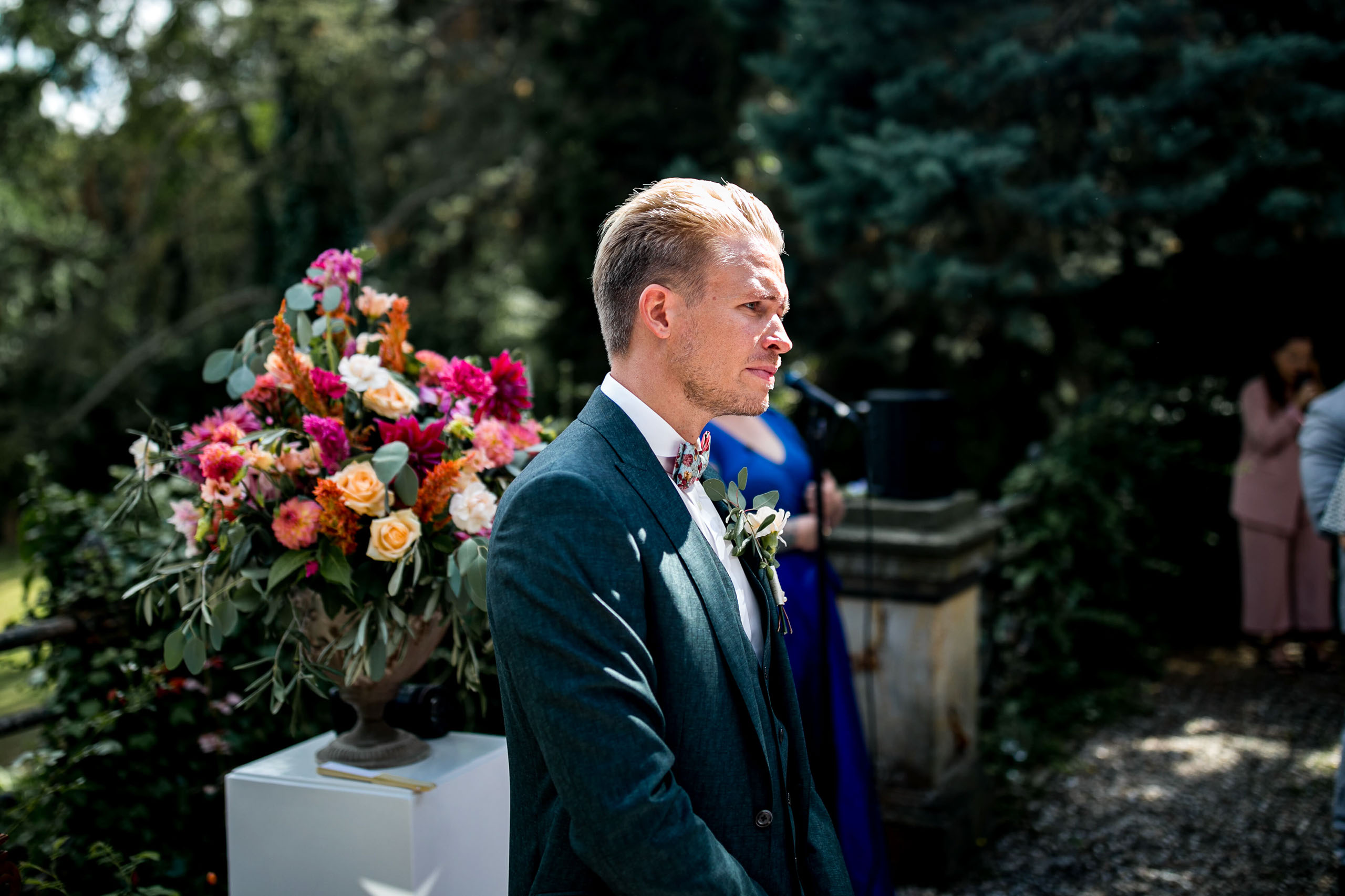 Der Bräutigam sieht die Braut zum ersten Mal im Hochzeitskleid.